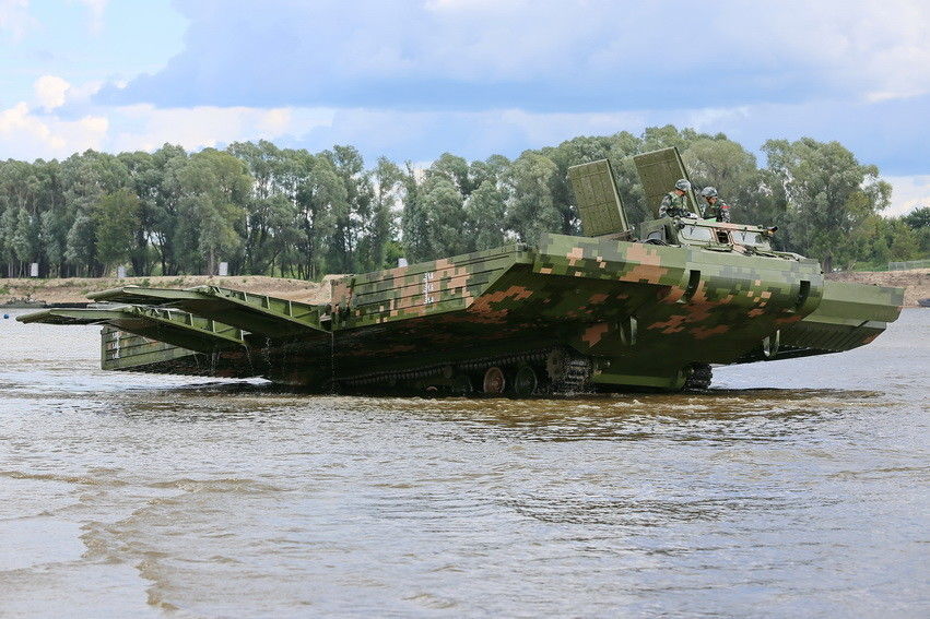 目前hzfq60应急分置式舟桥是我国最先进的第三代重型舟桥,用于在紧急