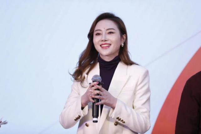 受益于快手电商事业的开拓,王陈和芈姐走出了颇具励志色彩的命运轨迹.