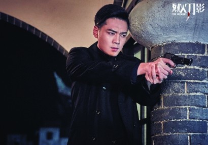 图说:《烈火刀影》1938年,流落于上海街头的失忆青年夏光奇因无意中