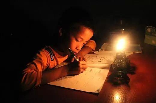 尤其怕停电,点蜡烛,照煤油灯是常有的事情.