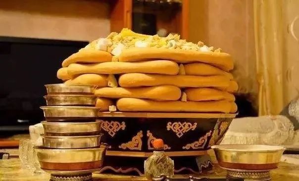 哈达饼是内蒙古赤峰昭乌达草原地区的一种传统著名小吃.