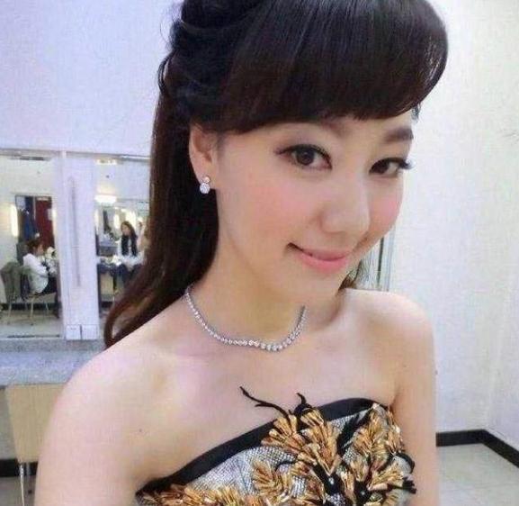 28岁当央视主持搭档李咏走红被央视退回后王冠去哪了