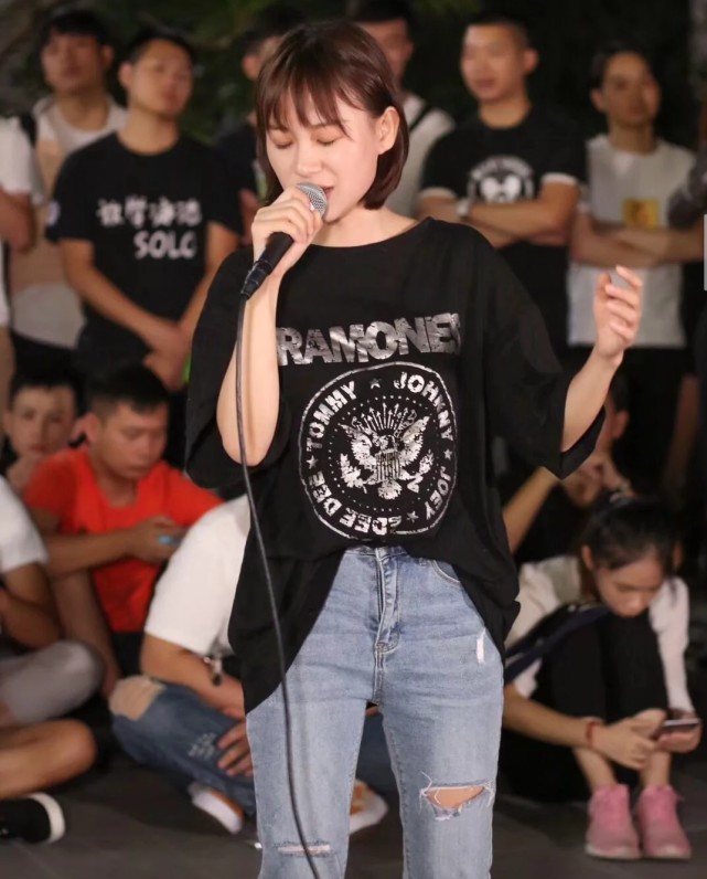 街头路演艺人小阿七,是如何一步一步成为粉丝近千万的网红直播的?