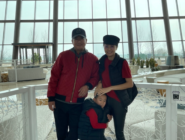 高曙光一家罕同框,4岁儿子身高出众到其腰,二婚娇妻身家不菲