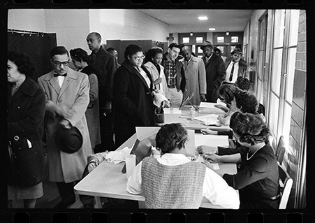 1962年11月6日,美国马里兰州,黑人与白人一起排队投票的场景.