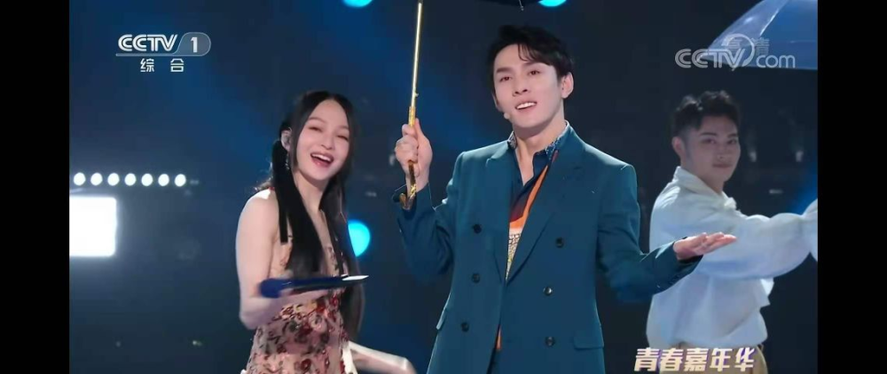 李佳琦成功追星央视网络春晚与张韶涵合唱淋雨一直走