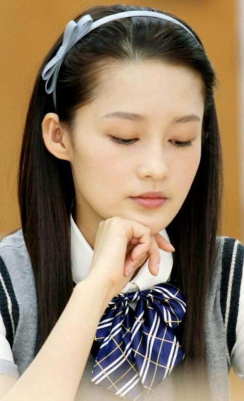 李沁穿上校服素颜出镜清纯美丽,热巴穿校服傻里傻气大花痴