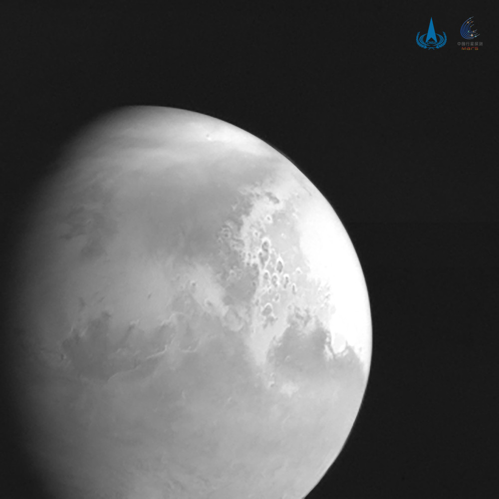 天问一号传回首幅火星影像图