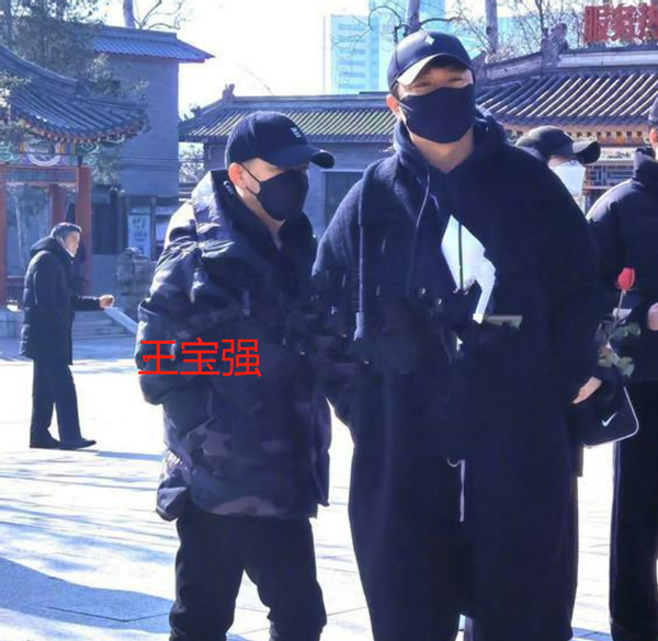 在2月5日,许多明星出现在了赵英俊的墓地,比如王宝强.