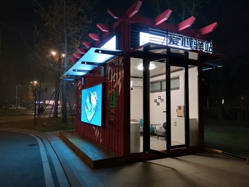 熬制好姜糖水定制了有盖子的纸杯为过往司乘人员免费提供在爱心驿站