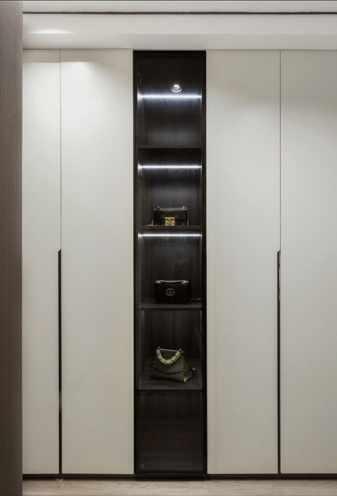 床头柜材质是木质,温馨舒适,床头背是皮革材质的硬包,暖咖色让次卧室