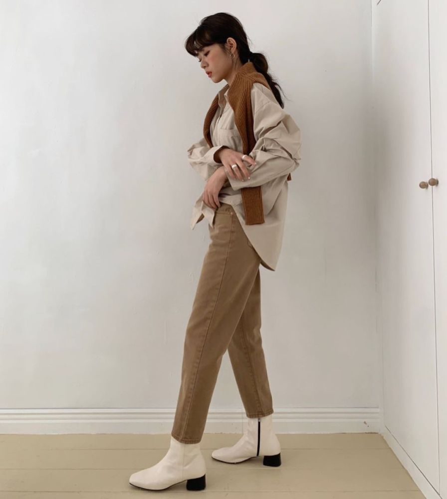 男士卡其色裤子搭配什么上衣好看(卡其色裤子配什么颜色衣服好看)