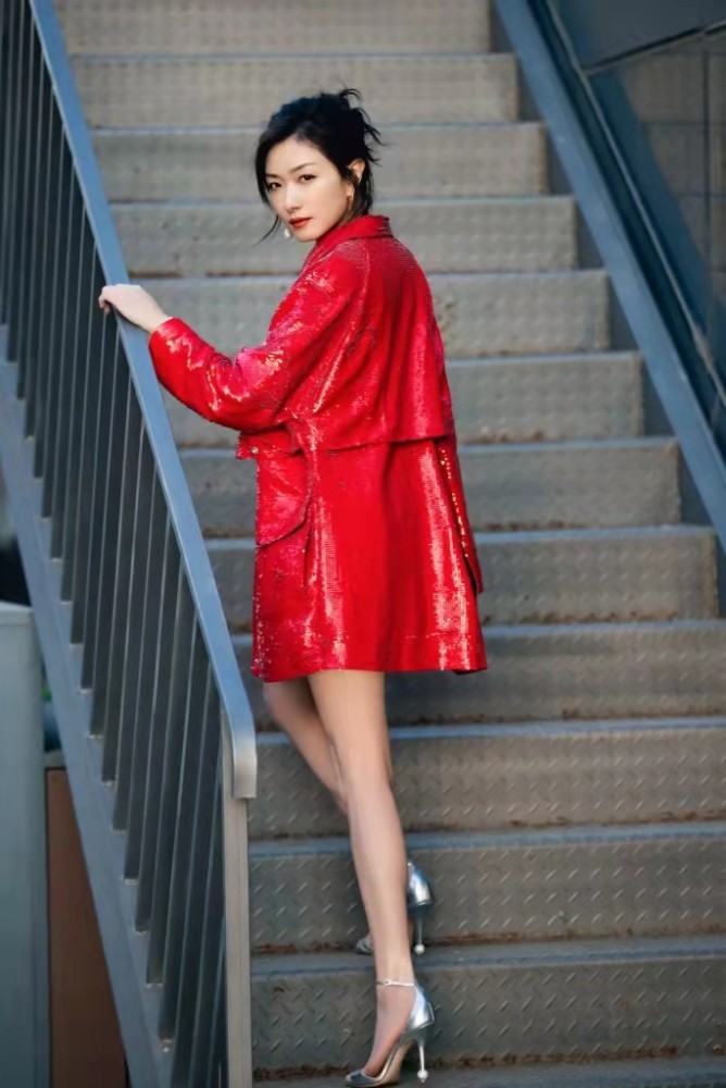 万茜不愧是御姐典范红色外套配a裙匀称美腿抢镜
