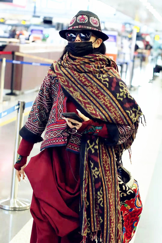 62岁杨丽萍穿深红裙装 演绎最美的中国风 孔雀舞者的美丽信仰