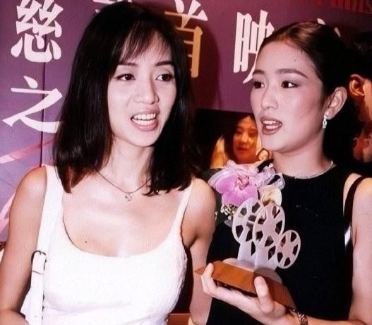 1996年巩俐身穿缀满玻璃珠的婚纱,将捧花塞给梅艳芳,却终留遗憾