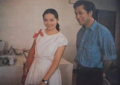 61岁老戏骨吴冕:婚姻恩爱40年0绯闻,看看老公是谁就知道了_腾讯新闻