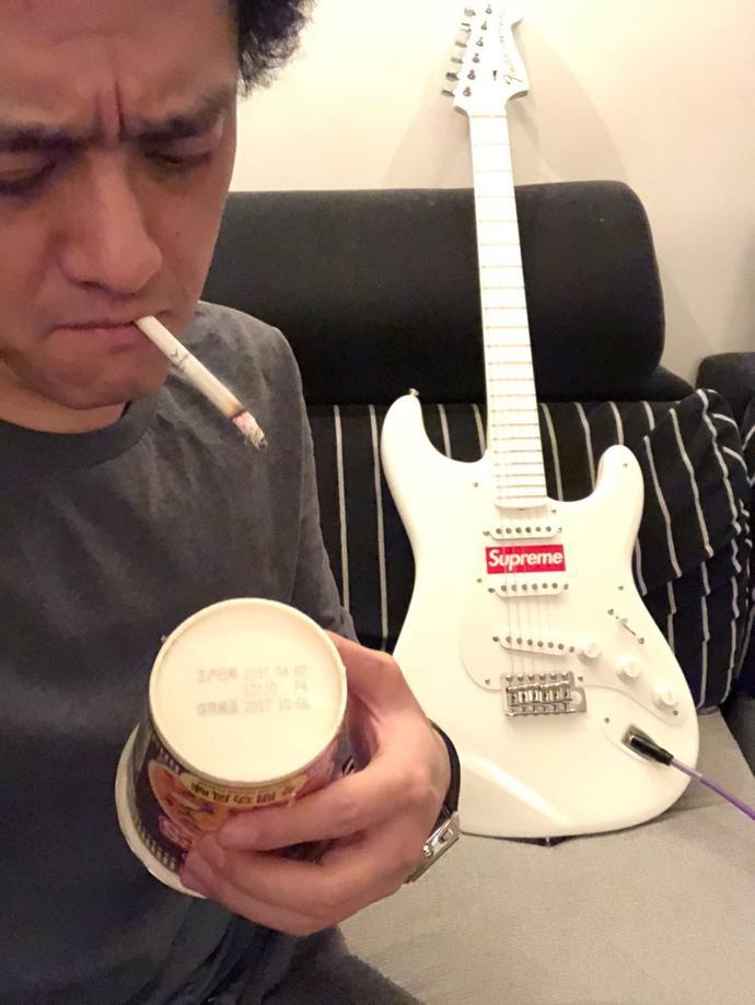 赵英俊两月前开始卖吉他手中端泡面