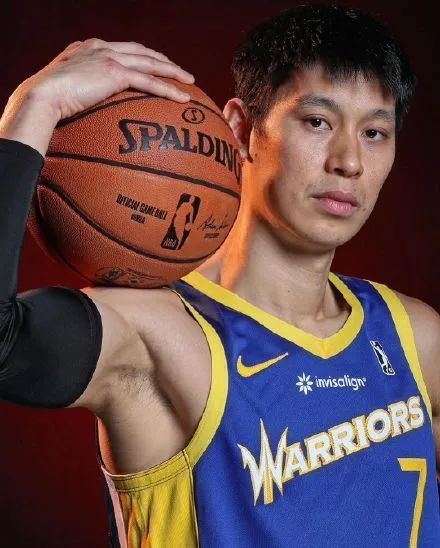 勇士晒出了球队几位新人新赛季的定妆照, 其中林书豪身穿7号球衣亮相