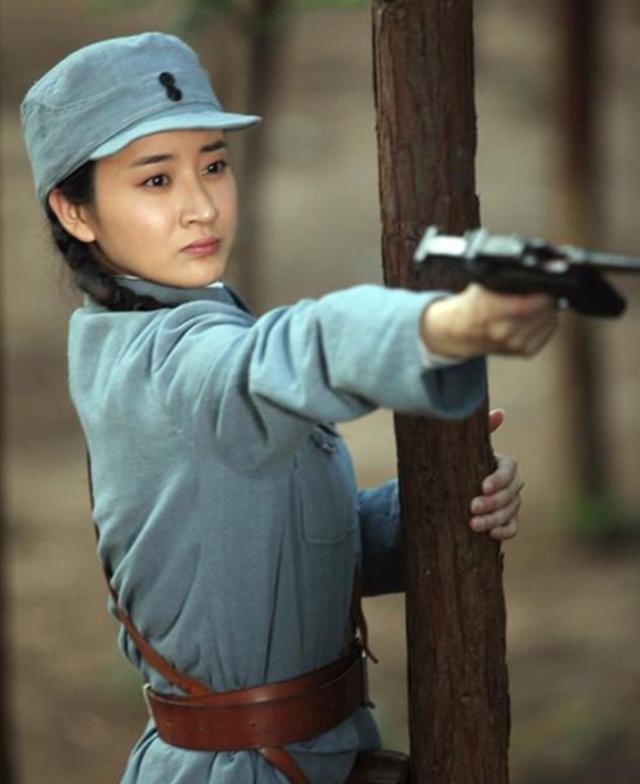 两个女八路军给首长敬礼,首长却当场将其击毙,到底为何?_腾讯新闻