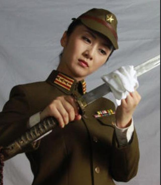 两个女八路军给首长敬礼,首长却当场将其击毙,到底为何?_腾讯新闻