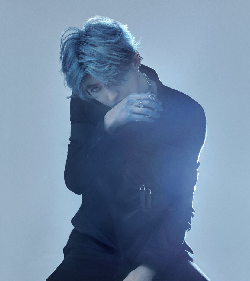 蔡徐坤蓝发太帅了