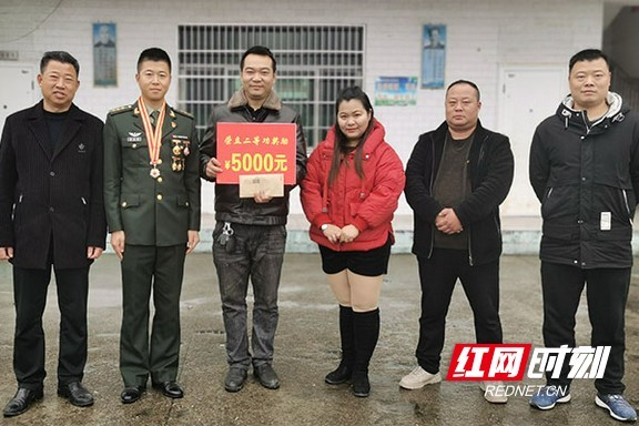 桃江:二等功臣慰问金 全部捐给母校