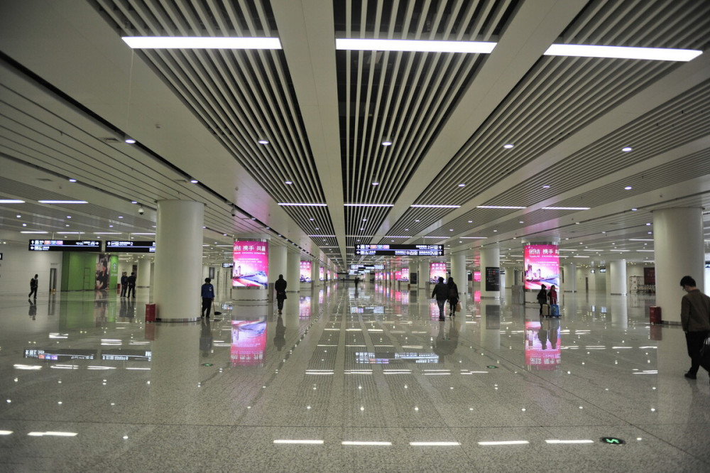 中国最大的地下火车站面积相当于21个足球场36个出口如同迷宫