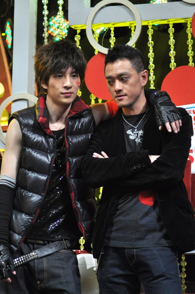 薛之谦在告别式"蹲地痛哭" 全程陪赵英俊抗癌…约定:不许忘了我_腾讯