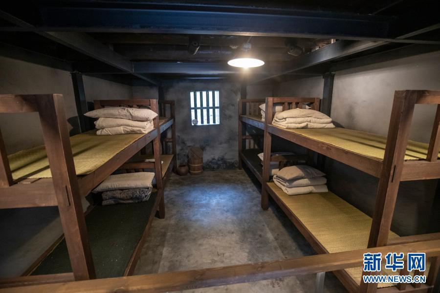 这是2月5日拍摄的完成保护修缮后恢复开放的重庆渣滓洞监狱旧址监室