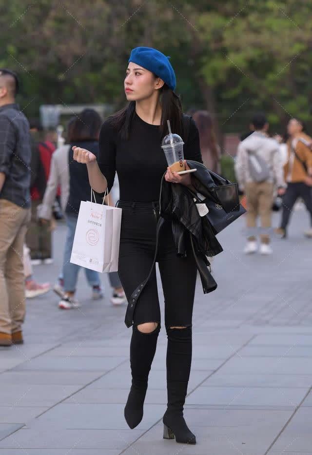 黑色短t恤搭配铅笔裤,酷炫又潮,自信十足