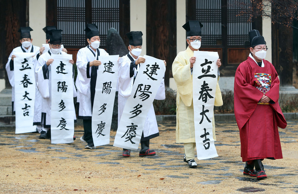 看着像挽联实际是春联韩国各地贴春联迎春白纸黑字用汉字书写