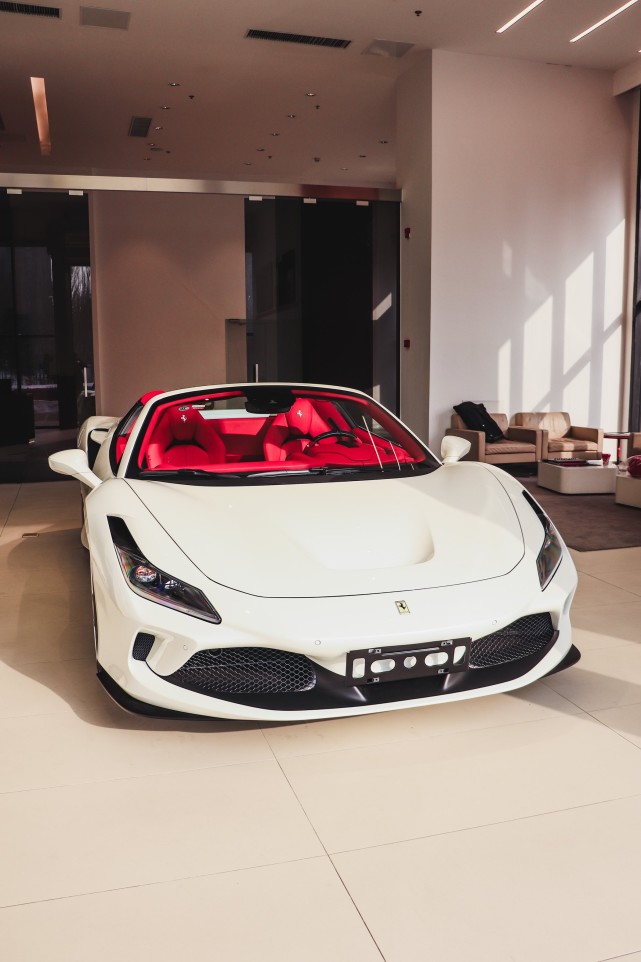 像白雪公主一样漂亮 白色ferrari f8 spider