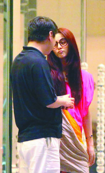 甚至还上手摸了于东的啤酒肚