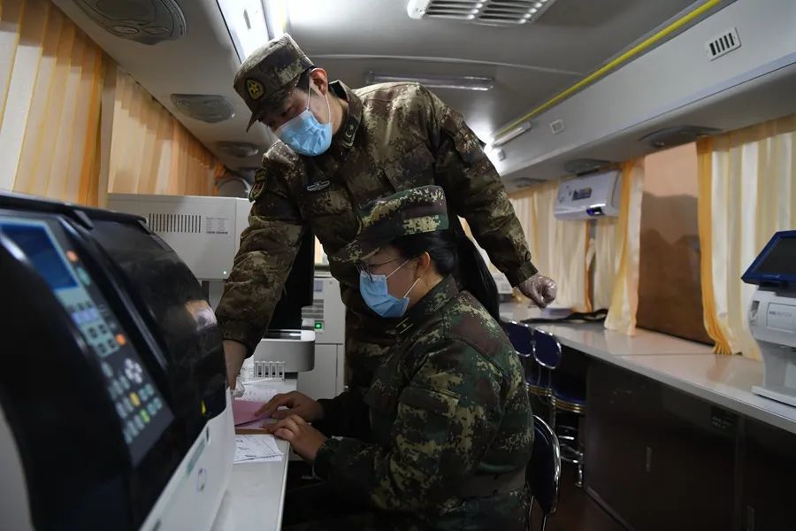 火箭軍某部與駐地聯勤保障部隊聯合開展衛勤演練