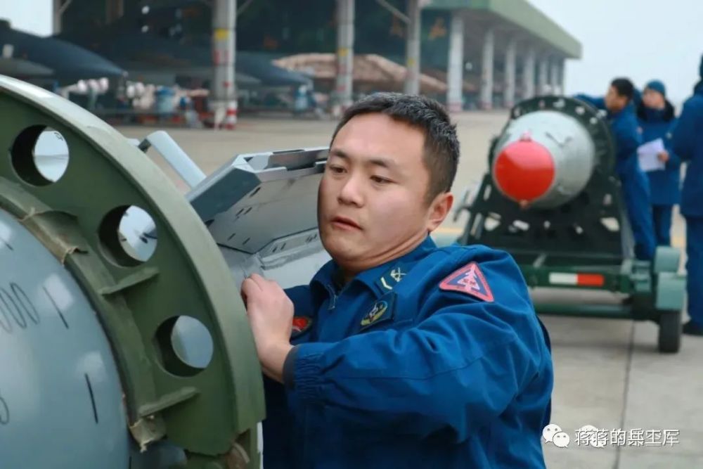 空军苏30mkk配套大炸弹亮相电视制导能穿20米深