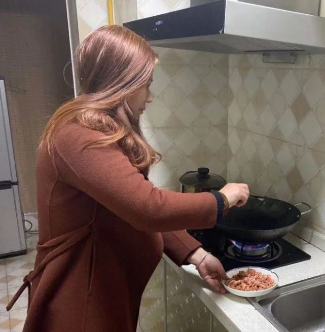 真实妈妈在炒菜的图片图片