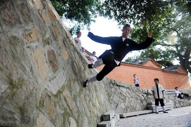 燕子李三真的会轻功吗他本人的大腿让我们看到传统武术的魅力