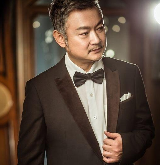 56岁欧阳奋强面容沧桑皱纹明显,穿着朴素似路人,曾经的"贾宝玉"老了!