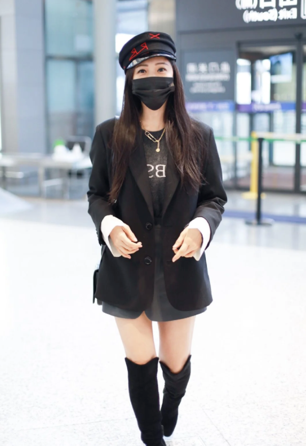 年龄只是数字52岁伊能静穿毒汁靴出镜身材如25岁少女