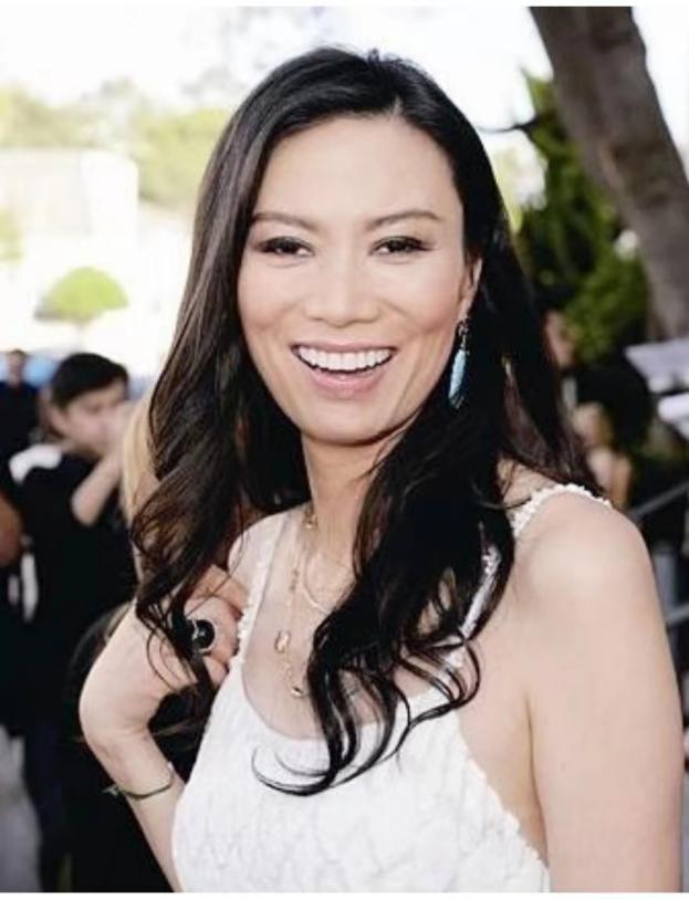 52岁邓文迪庆春节,豪宅庭院奢华颜值遭嘲?不见身家百亿男友