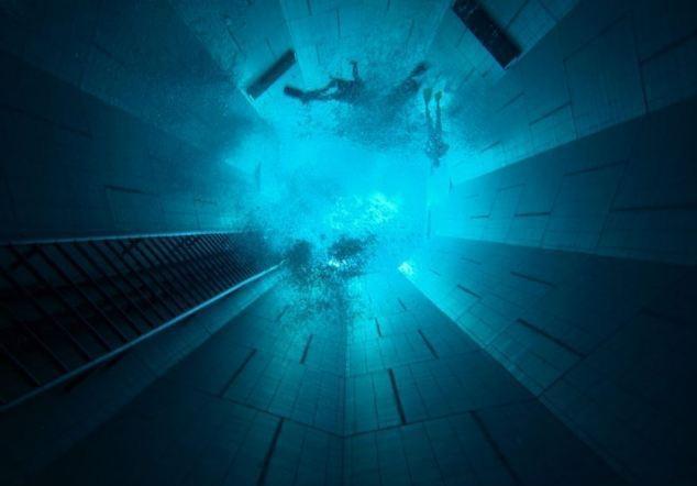 全球最恐怖的2个泳池,一个在悬崖边上,另一个幽暗密闭!_腾讯新闻