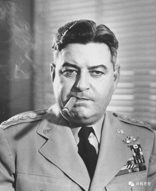 柯蒂斯·李梅就是火烧东京那个家伙,战后很长时间主导美国空军的发展