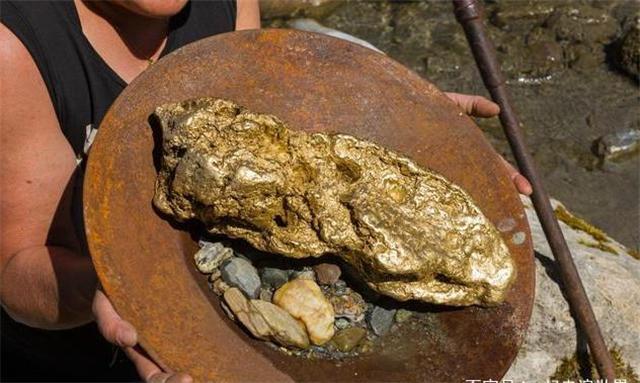 震惊澳大利亚一男子在河中淘金意外淘到一块金疙瘩
