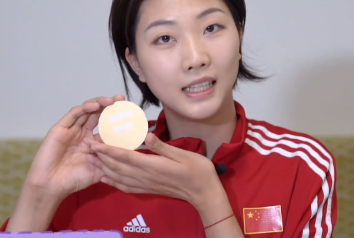 袁心玥少女心爆棚,获中国女排公仔喜形于色,下赛季归属依然成谜