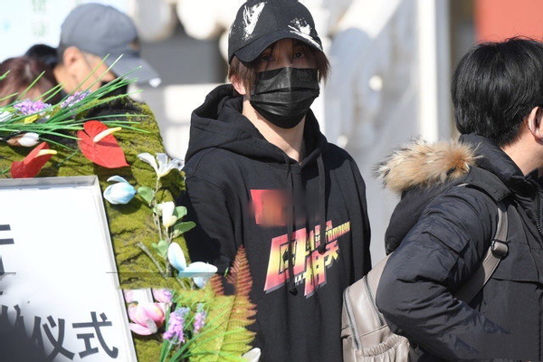 赵英俊告别仪式现场众明星好友前来送别薛之谦哭红双眼太憔悴