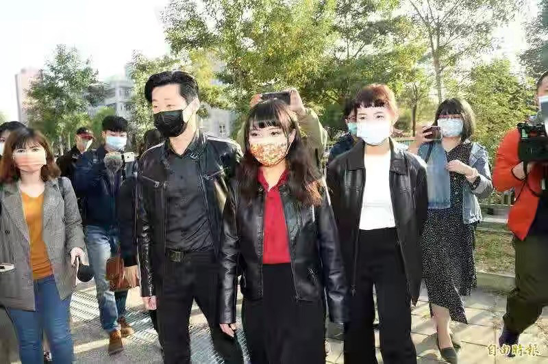 罢捷投票正式开启黄捷现身投票所坦承自己连梦里都会紧张