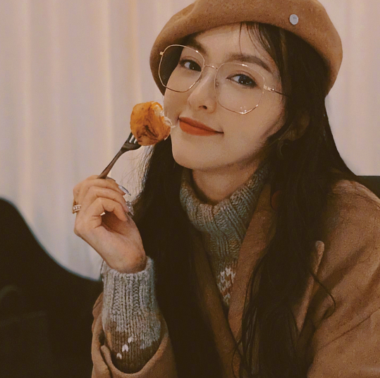 唐嫣晒聚会照,私下打扮又甜又小女人,闺蜜视角"锥子脸"引热议