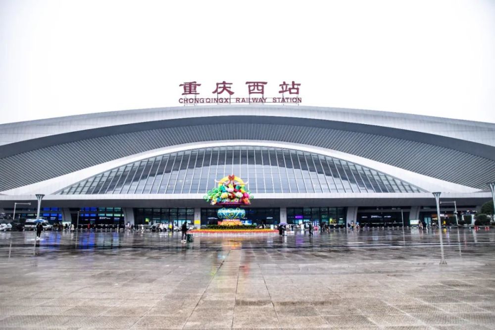 2021年的春运早已开启,接触妹实拍重庆西站下的众生相,记录一个不一样