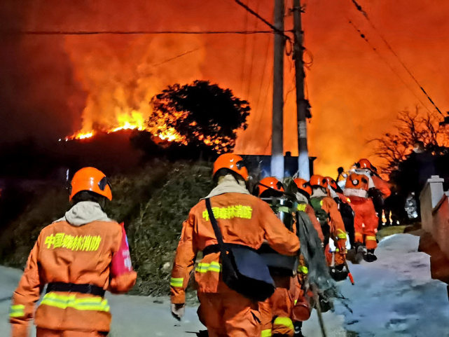 福建南安發生森林火災 森林消防近200名指戰員15小時滅火