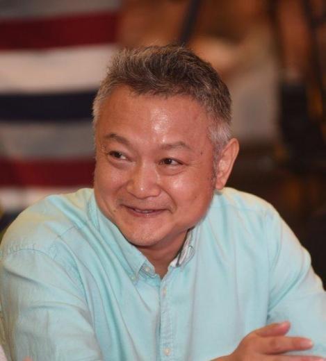 87版贾宝玉近照老到认不出?穿旧衣服白发好沧桑,被指像卖菜老头